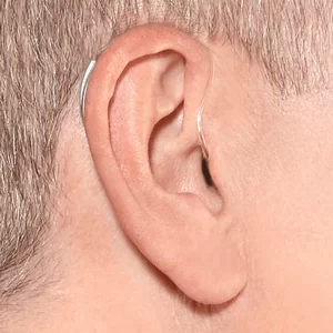 Завушний слуховий апарат у вусі