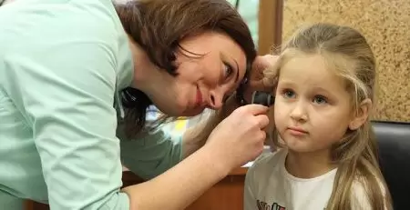 Боль в ухе