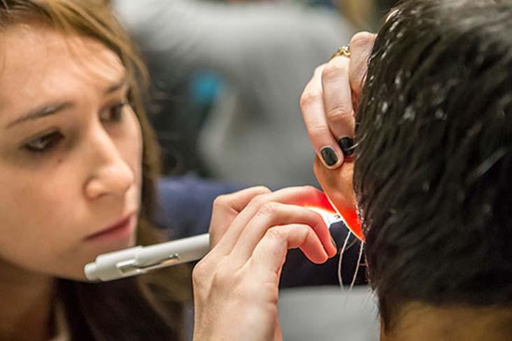 Почему слуховые аппараты помогают общаться в жизни? Как взаимосвязаны работа мозга и слух?