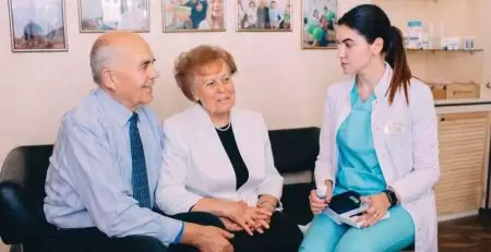 Как сказать своим родителям, что им нужны слуховые аппараты